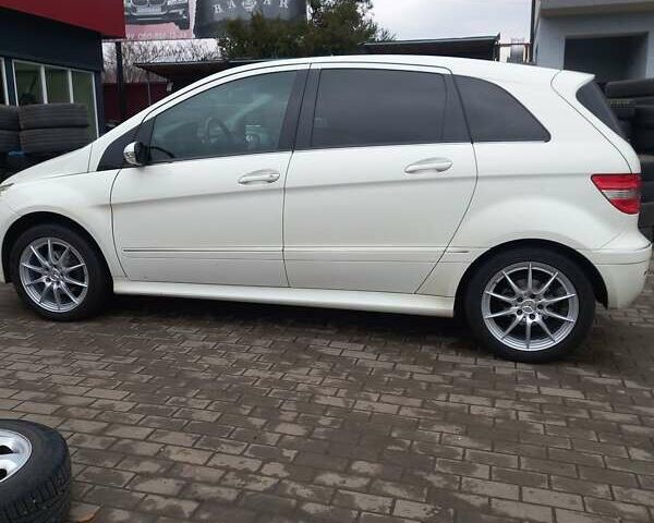 Белый Мерседес Б-класс, объемом двигателя 1.7 л и пробегом 177 тыс. км за 6800 $, фото 2 на Automoto.ua