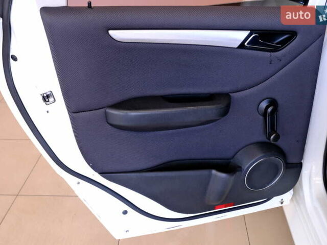 Белый Мерседес Б-класс, объемом двигателя 2 л и пробегом 170 тыс. км за 6900 $, фото 29 на Automoto.ua