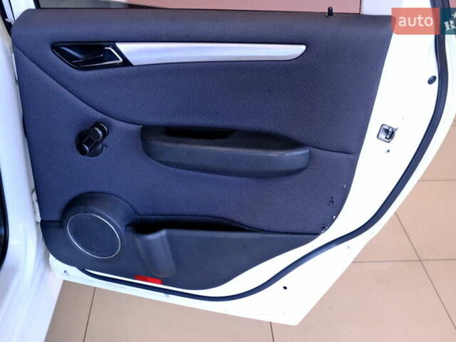 Белый Мерседес Б-класс, объемом двигателя 2 л и пробегом 170 тыс. км за 6900 $, фото 33 на Automoto.ua