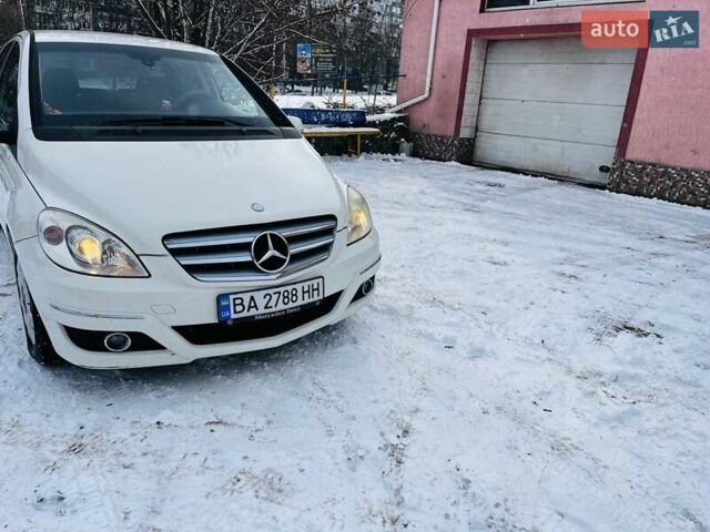 Белый Мерседес Б-класс, объемом двигателя 1.7 л и пробегом 133 тыс. км за 8000 $, фото 5 на Automoto.ua