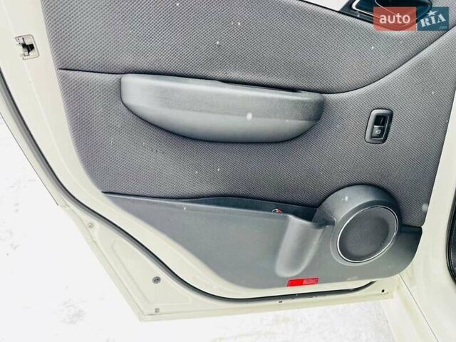 Белый Мерседес Б-класс, объемом двигателя 1.7 л и пробегом 133 тыс. км за 8000 $, фото 9 на Automoto.ua