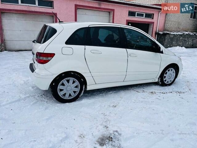 Белый Мерседес Б-класс, объемом двигателя 1.7 л и пробегом 133 тыс. км за 8000 $, фото 11 на Automoto.ua