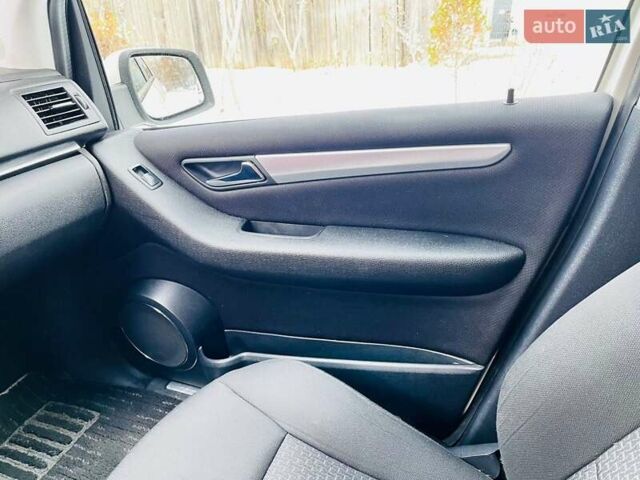 Белый Мерседес Б-класс, объемом двигателя 1.7 л и пробегом 133 тыс. км за 8000 $, фото 1 на Automoto.ua