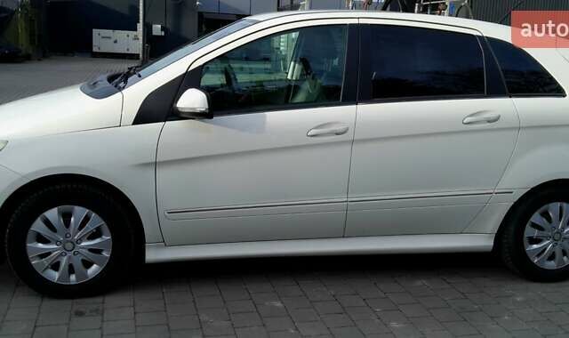 Белый Мерседес Б-класс, объемом двигателя 1.7 л и пробегом 130 тыс. км за 8700 $, фото 3 на Automoto.ua