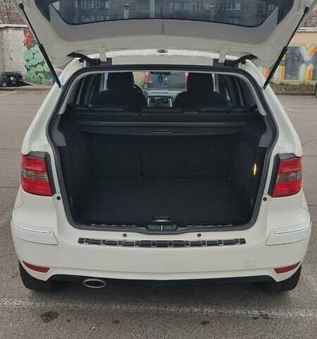 Белый Мерседес Б-класс, объемом двигателя 1.7 л и пробегом 107 тыс. км за 8800 $, фото 7 на Automoto.ua