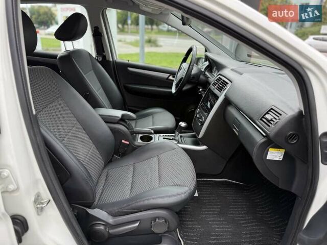 Белый Мерседес Б-класс, объемом двигателя 1.7 л и пробегом 70 тыс. км за 8400 $, фото 10 на Automoto.ua