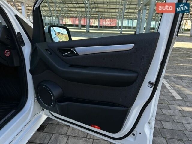 Белый Мерседес Б-класс, объемом двигателя 2 л и пробегом 168 тыс. км за 9100 $, фото 28 на Automoto.ua