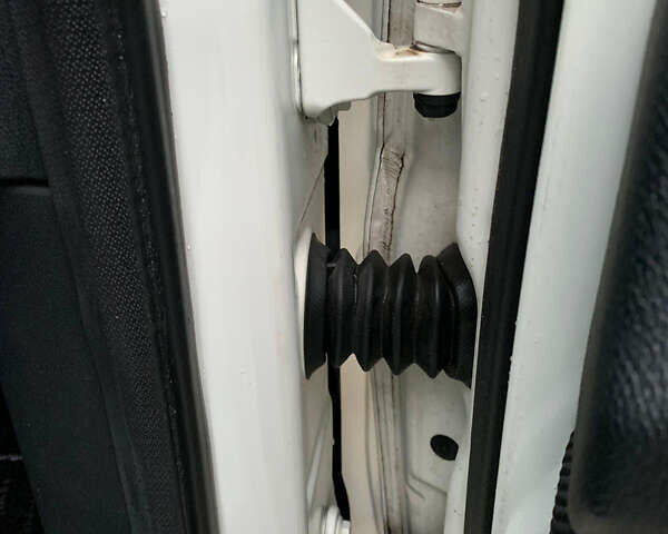 Білий Мерседес Б-клас, об'ємом двигуна 2 л та пробігом 58 тис. км за 9100 $, фото 31 на Automoto.ua