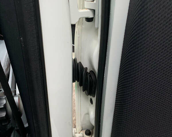 Білий Мерседес Б-клас, об'ємом двигуна 2 л та пробігом 58 тис. км за 9100 $, фото 37 на Automoto.ua