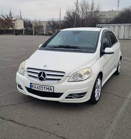 Белый Мерседес Б-класс, объемом двигателя 1.7 л и пробегом 107 тыс. км за 8800 $, фото 1 на Automoto.ua