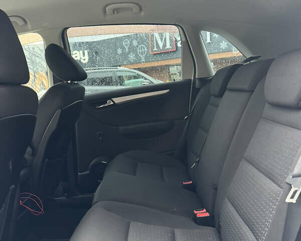 Белый Мерседес Б-класс, объемом двигателя 1.7 л и пробегом 99 тыс. км за 7700 $, фото 12 на Automoto.ua