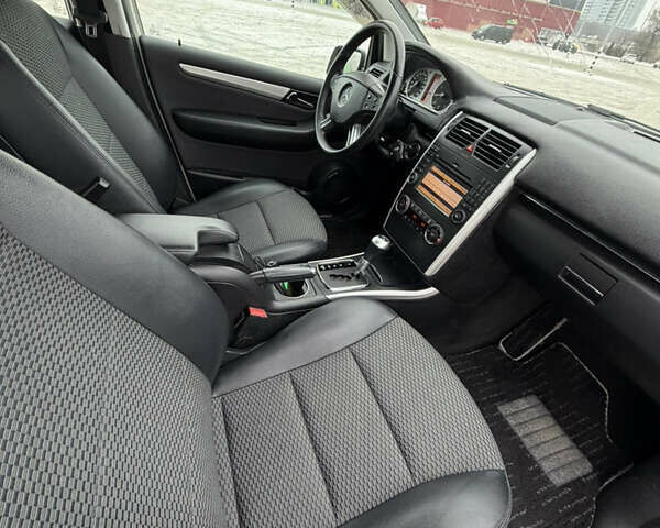 Белый Мерседес Б-класс, объемом двигателя 2 л и пробегом 45 тыс. км за 9700 $, фото 8 на Automoto.ua