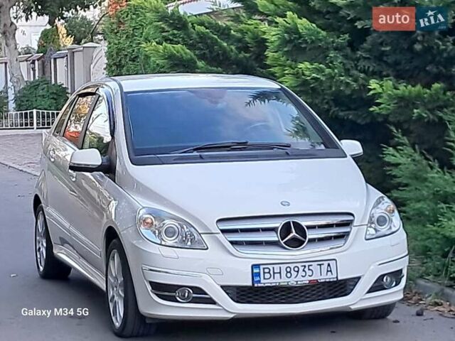 Белый Мерседес Б-класс, объемом двигателя 2 л и пробегом 139 тыс. км за 8600 $, фото 7 на Automoto.ua