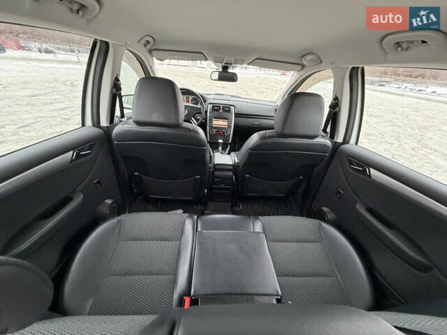 Белый Мерседес Б-класс, объемом двигателя 2 л и пробегом 45 тыс. км за 9700 $, фото 11 на Automoto.ua