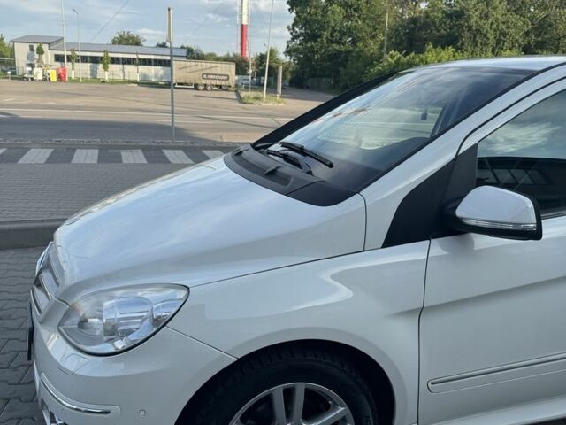 Белый Мерседес Б-класс, объемом двигателя 1.7 л и пробегом 108 тыс. км за 9800 $, фото 1 на Automoto.ua