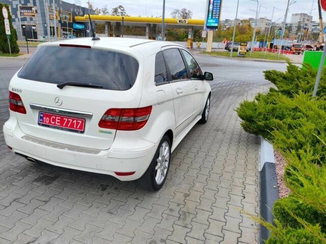 Белый Мерседес Б-класс, объемом двигателя 2 л и пробегом 85 тыс. км за 9900 $, фото 4 на Automoto.ua