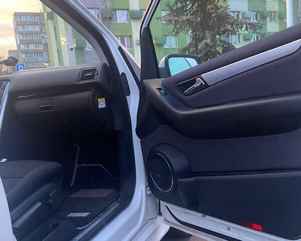 Білий Мерседес Б-клас, об'ємом двигуна 1.7 л та пробігом 160 тис. км за 8500 $, фото 4 на Automoto.ua