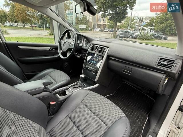 Белый Мерседес Б-класс, объемом двигателя 1.7 л и пробегом 70 тыс. км за 8400 $, фото 11 на Automoto.ua