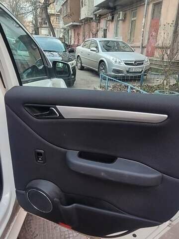 Білий Мерседес Б-клас, об'ємом двигуна 1.7 л та пробігом 141 тис. км за 9400 $, фото 8 на Automoto.ua