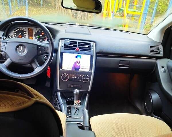 Белый Мерседес Б-класс, объемом двигателя 1.7 л и пробегом 78 тыс. км за 9000 $, фото 3 на Automoto.ua