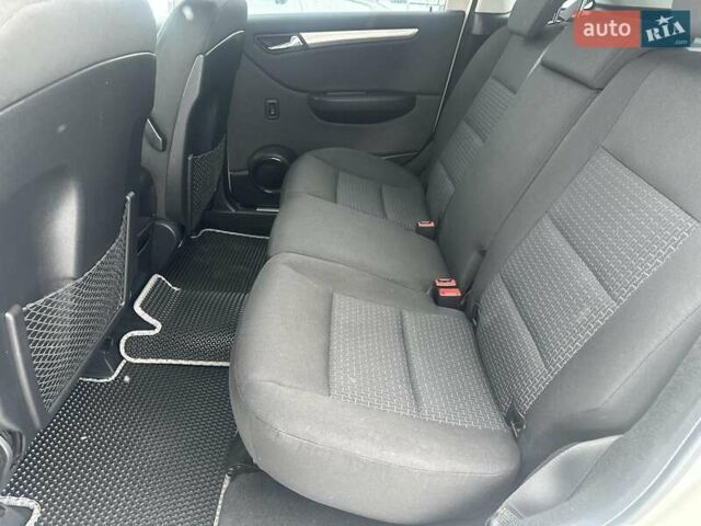 Білий Мерседес Б-клас, об'ємом двигуна 1.7 л та пробігом 100 тис. км за 8740 $, фото 8 на Automoto.ua