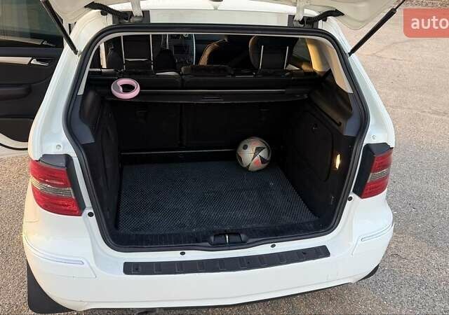 Белый Мерседес Б-класс, объемом двигателя 1.7 л и пробегом 124 тыс. км за 9000 $, фото 3 на Automoto.ua