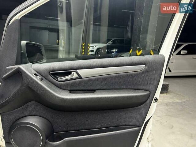 Білий Мерседес Б-клас, об'ємом двигуна 1.7 л та пробігом 124 тис. км за 8100 $, фото 19 на Automoto.ua