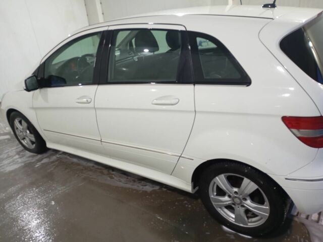 Белый Мерседес Б-класс, объемом двигателя 2 л и пробегом 310 тыс. км за 7500 $, фото 2 на Automoto.ua