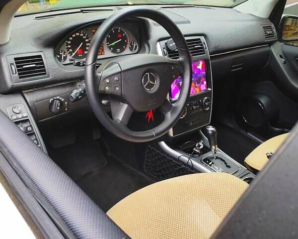 Белый Мерседес Б-класс, объемом двигателя 1.7 л и пробегом 78 тыс. км за 9000 $, фото 2 на Automoto.ua