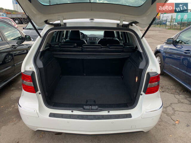 Белый Мерседес Б-класс, объемом двигателя 1.7 л и пробегом 50 тыс. км за 8600 $, фото 25 на Automoto.ua