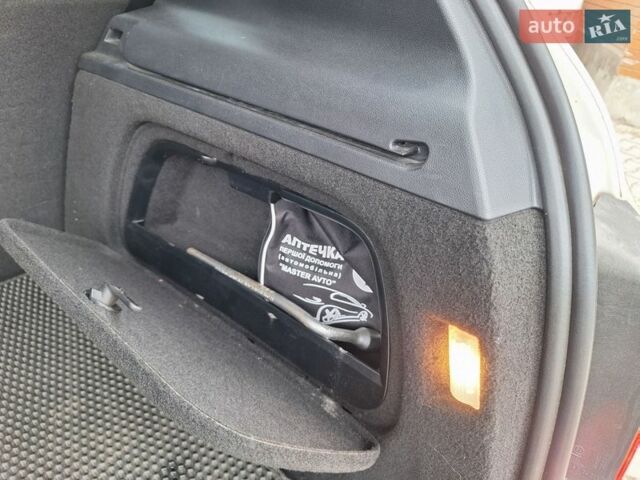 Белый Мерседес Б-класс, объемом двигателя 1.8 л и пробегом 97 тыс. км за 9300 $, фото 30 на Automoto.ua