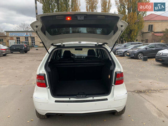 Белый Мерседес Б-класс, объемом двигателя 1.7 л и пробегом 50 тыс. км за 8600 $, фото 24 на Automoto.ua