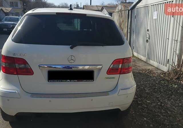 Белый Мерседес Б-класс, объемом двигателя 1.7 л и пробегом 90 тыс. км за 9000 $, фото 5 на Automoto.ua