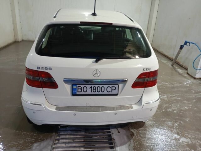 Белый Мерседес Б-класс, объемом двигателя 2 л и пробегом 310 тыс. км за 7500 $, фото 4 на Automoto.ua