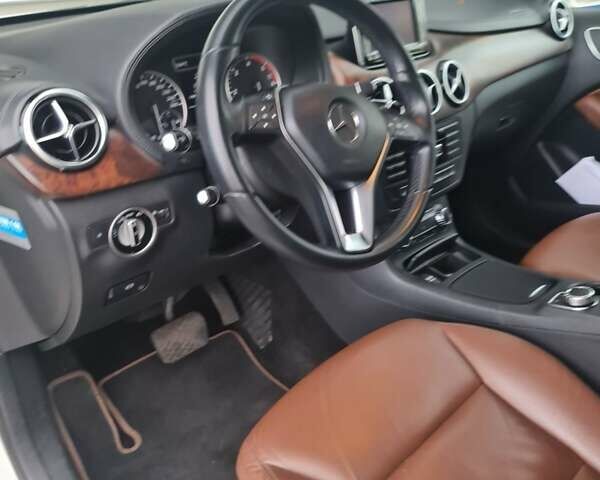 Білий Мерседес Б-клас, об'ємом двигуна 1.8 л та пробігом 134 тис. км за 12018 $, фото 4 на Automoto.ua