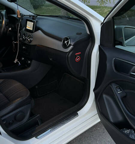 Білий Мерседес Б-клас, об'ємом двигуна 1.99 л та пробігом 207 тис. км за 14000 $, фото 15 на Automoto.ua