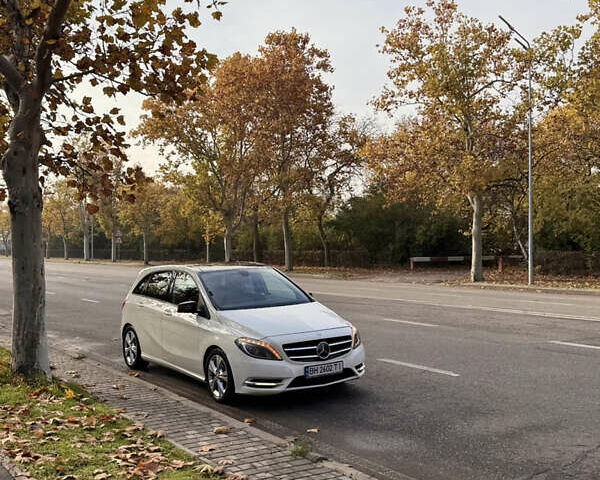 Белый Мерседес Б-класс, объемом двигателя 1.8 л и пробегом 200 тыс. км за 11800 $, фото 2 на Automoto.ua