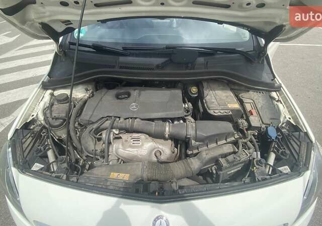 Білий Мерседес Б-клас, об'ємом двигуна 2 л та пробігом 156 тис. км за 12600 $, фото 1 на Automoto.ua