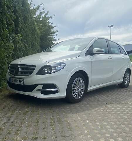 Білий Мерседес Б-клас, об'ємом двигуна 2 л та пробігом 156 тис. км за 12600 $, фото 4 на Automoto.ua