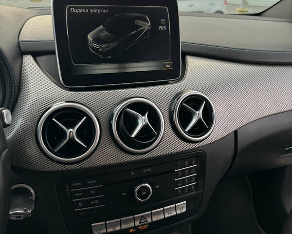 Білий Мерседес Б-клас, об'ємом двигуна 0 л та пробігом 156 тис. км за 9400 $, фото 19 на Automoto.ua