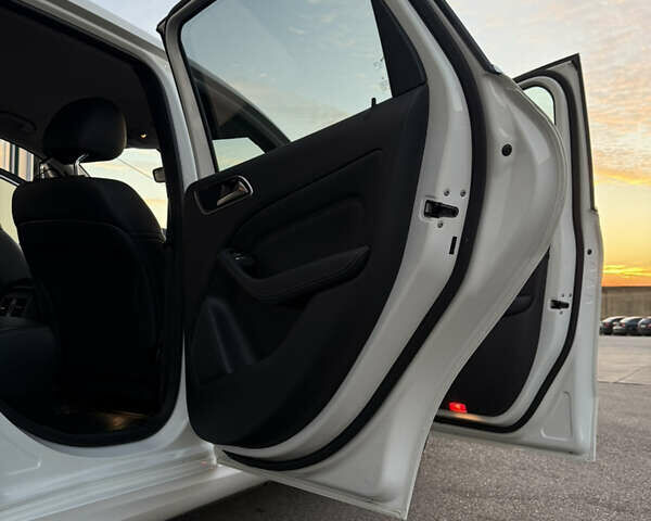 Белый Мерседес Б-класс, объемом двигателя 0 л и пробегом 81 тыс. км за 10950 $, фото 28 на Automoto.ua