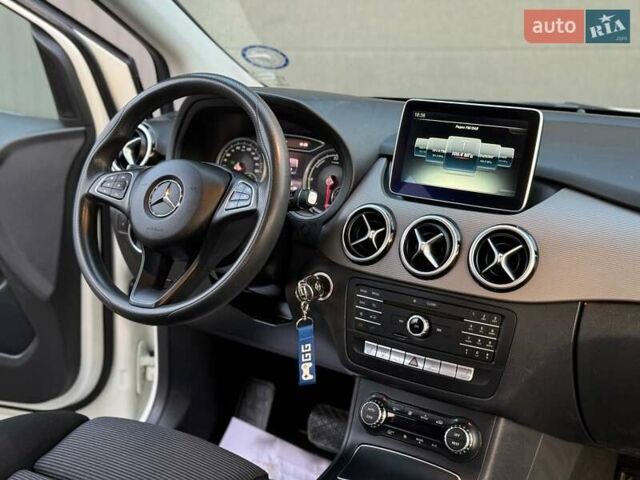 Белый Мерседес Б-класс, объемом двигателя 0 л и пробегом 82 тыс. км за 9800 $, фото 45 на Automoto.ua