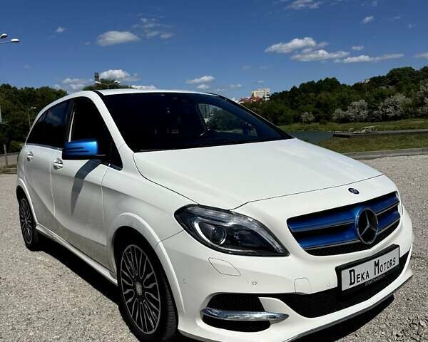 Белый Мерседес Б-класс, объемом двигателя 0 л и пробегом 105 тыс. км за 10900 $, фото 1 на Automoto.ua