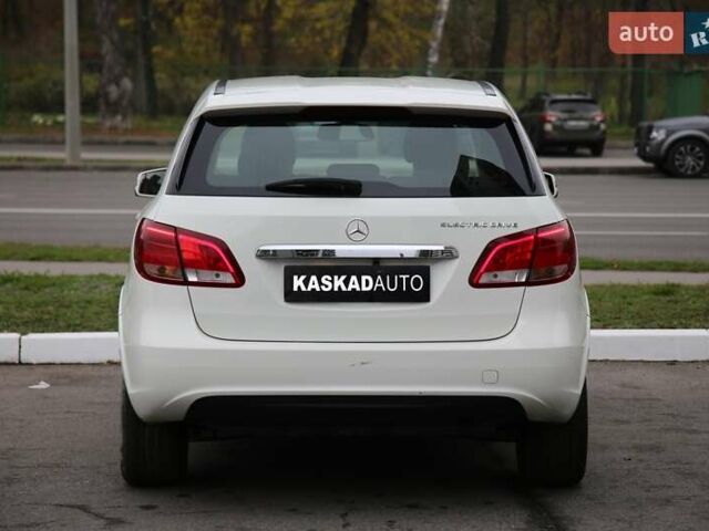 Белый Мерседес Б-класс, объемом двигателя 0 л и пробегом 158 тыс. км за 9500 $, фото 4 на Automoto.ua