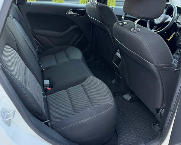 Белый Мерседес Б-класс, объемом двигателя 0 л и пробегом 134 тыс. км за 8700 $, фото 12 на Automoto.ua