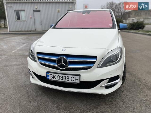 Мерседес Б-класс 2015 в Ровно на Automoto.ua Белый Мерседес Б-класс, объемом двигателя 0 л и пробегом 121 тыс. км за 13000 $, фото 28 на Automoto.ua