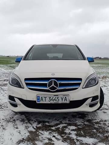Білий Мерседес Б-клас, об'ємом двигуна 0 л та пробігом 120 тис. км за 10000 $, фото 3 на Automoto.ua