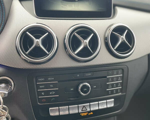 Белый Мерседес Б-класс, объемом двигателя 0 л и пробегом 103 тыс. км за 9500 $, фото 17 на Automoto.ua