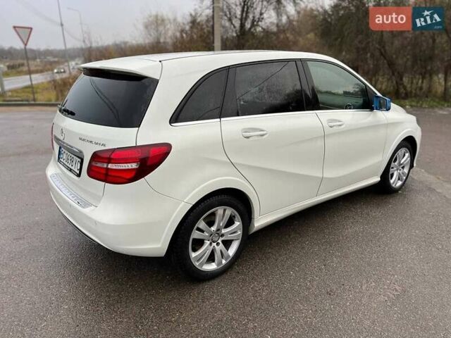 Белый Мерседес Б-класс, объемом двигателя 0 л и пробегом 104 тыс. км за 11300 $, фото 3 на Automoto.ua