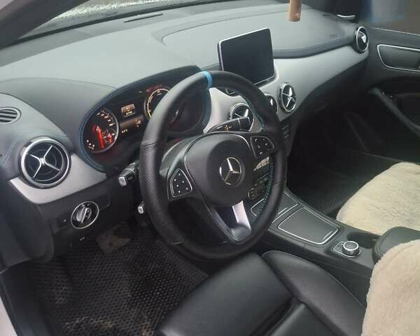 Белый Мерседес Б-класс, объемом двигателя 0 л и пробегом 87 тыс. км за 11500 $, фото 10 на Automoto.ua